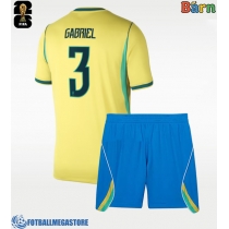 Fotballdrakt Barn Brasil Gabriel Magalhaes #3 Hjemmedraktsett VM 2026 Kortermet (+ Korte bukser)